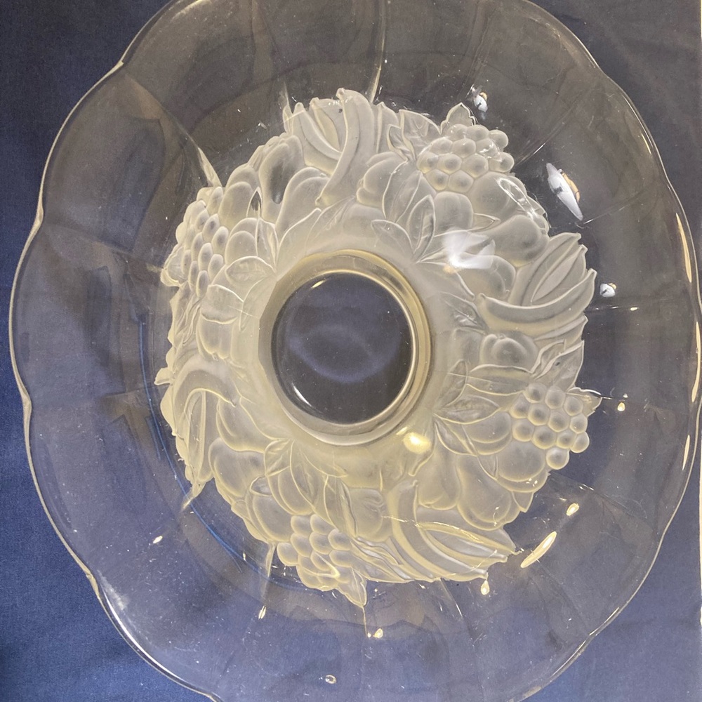 Crystal glass fruit bowl